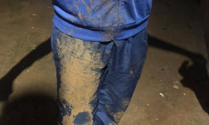 Adolescente escorrega no barro a caminho da escola em rua sem asfalto no Vale Azul