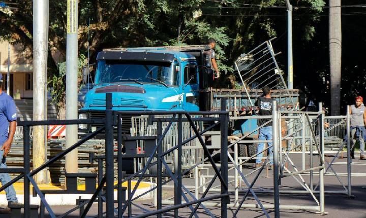 Avenida XV de Novembro com a Getúlio Vargas tem interdição parcial para montagem da estrutura do desfile de aniversário de Maringá