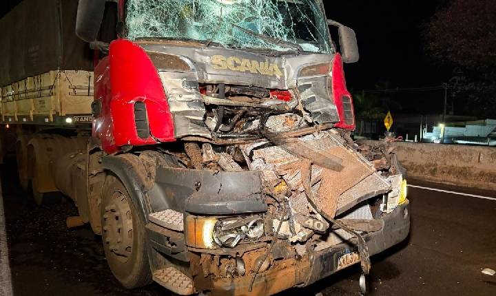 Caminhoneiro fica ferido após bater na traseira de carreta na PR-323, em Paiçandu sentido Maringá
