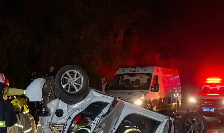 Carro fica destruído após motorista perder o controle e capotar várias vezes na BR-376, em Maringá