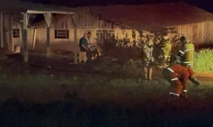 Cena comove; Idoso acompanha a destruição da casa enquanto bombeiros combatem o fogo
