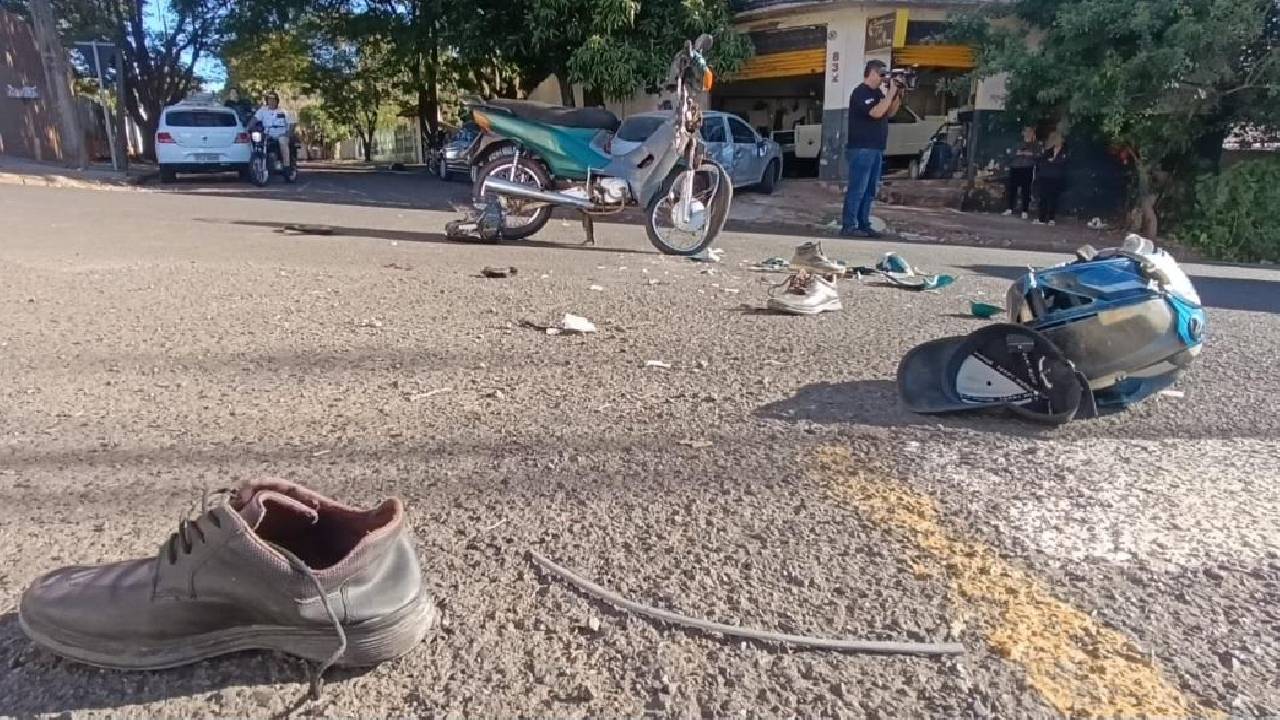 Funcionário de funilaria sai com carro de cliente, invade preferencial e provoca grave acidente com motociclistas em Maringá