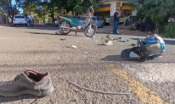 Funcionário de funilaria sai com carro de cliente, invade preferencial e provoca grave acidente com motociclistas em Maringá