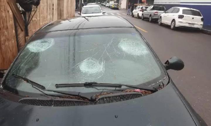 Homem em surto quebra veículos e agride Guarda Civil em Maringá