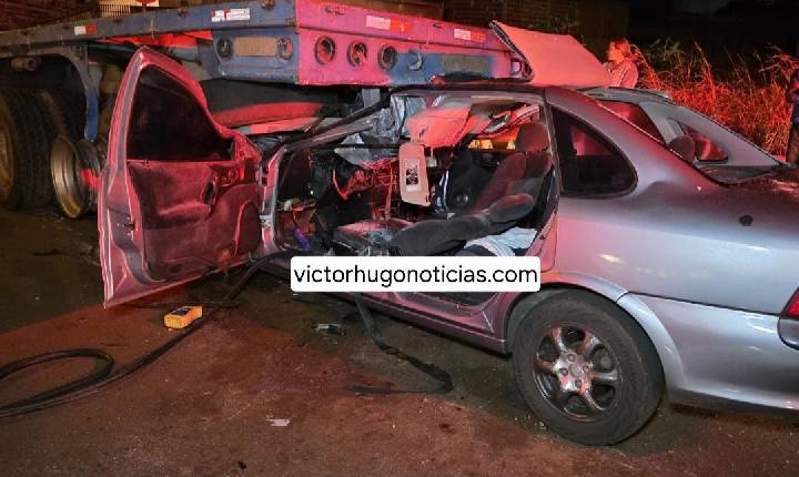 Mãe, pai e criança ficam feridos após carro bater contra carreta estacionada em Sarandi