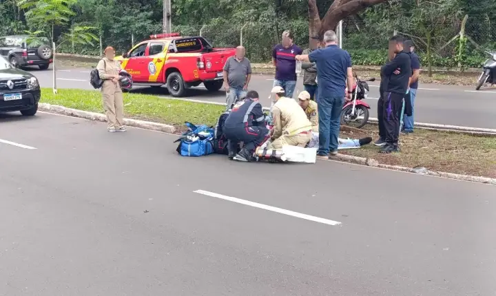 Motociclista fica em estado gravíssimo após perder controle da moto e bater contra árvore em Maringá