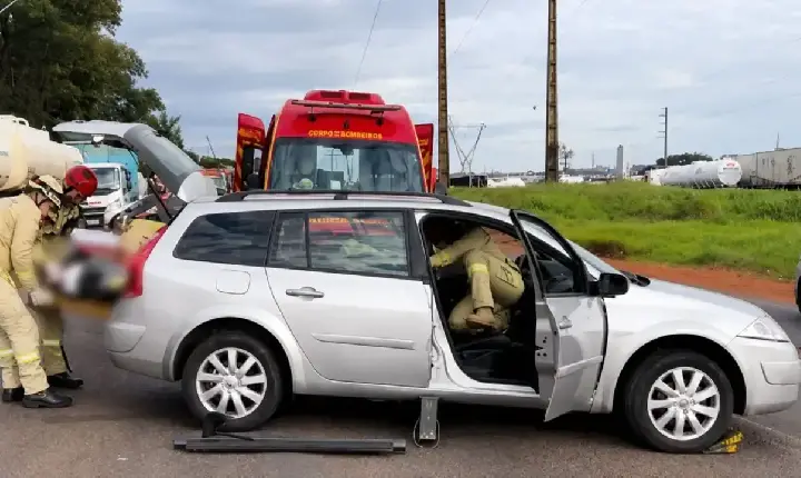 Motorista fica presa às ferragens após grave acidente com caminhão no Contorno Sul de Maringá