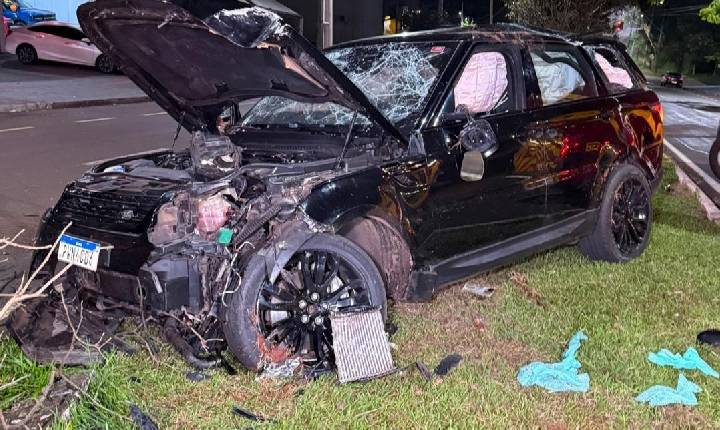 Range Rover capota após sequência de colisões na Avenida Alexandre Rasgulaeff, em Maringá