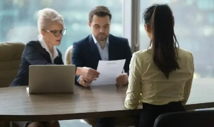 Serviços lideram geração de empregos em Maringá em 2026