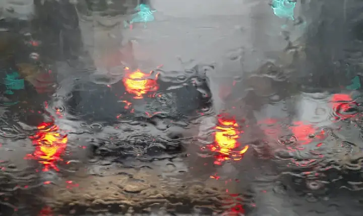 Tempo vira com frente fria e chuvas retornam ao Paraná