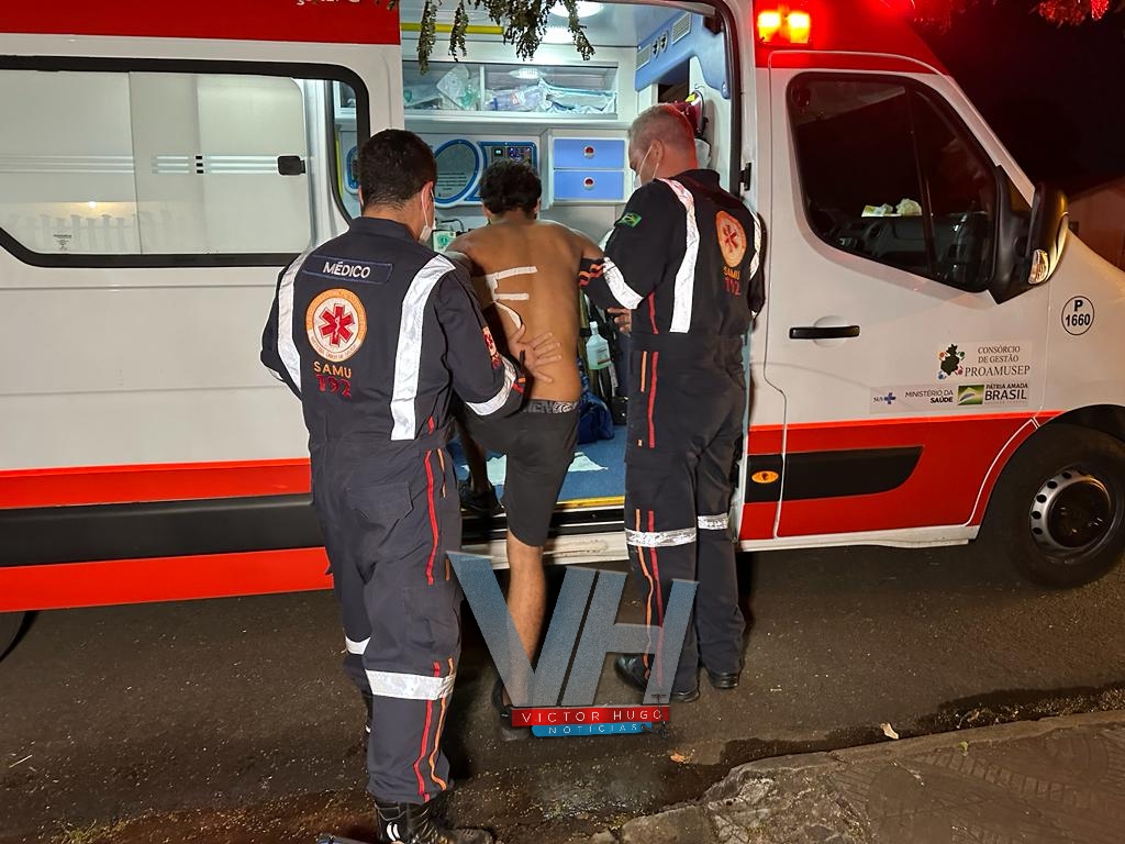 Jovem é socorrido após ser esfaqueado durante tentativa de assalto em Maringá