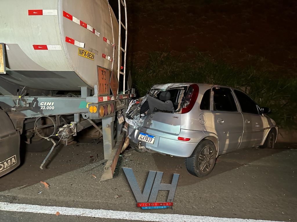 Carro desgovernado prensa caminhoneiro contra carreta em Maringá