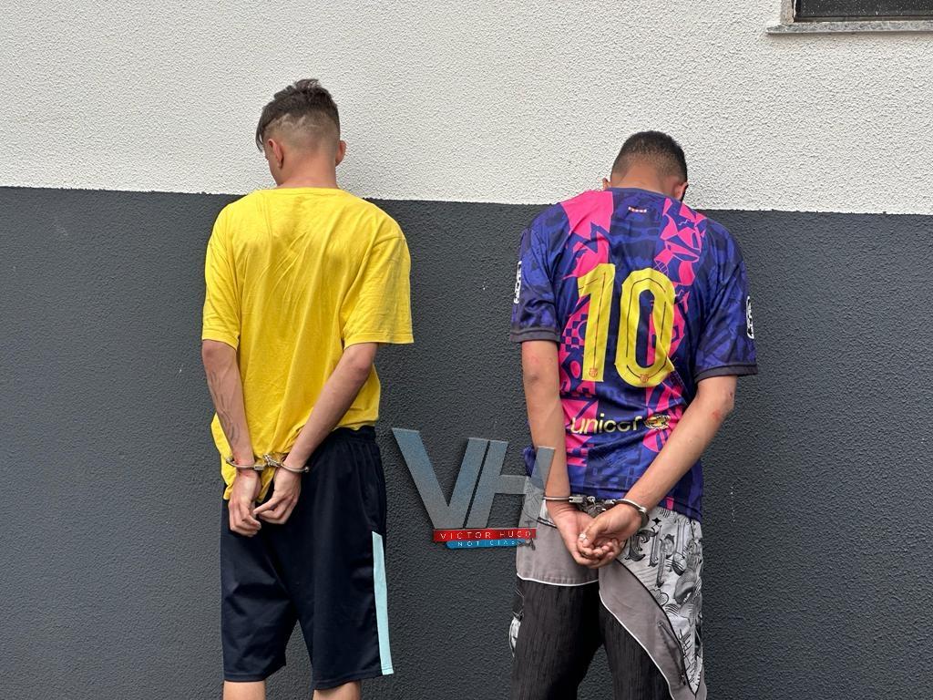 Dois rapazes são presos com carro roubado em Sarandi