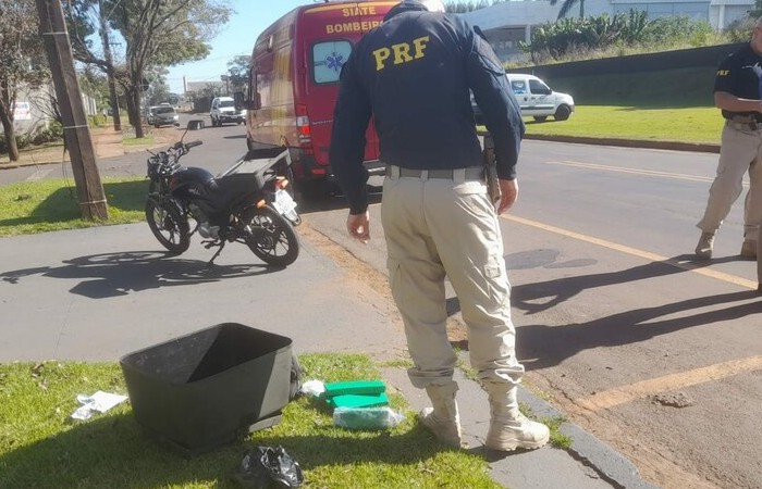 Motociclista que transportava drogas sofre acidente na frente da delegacia da PRF em Maringá