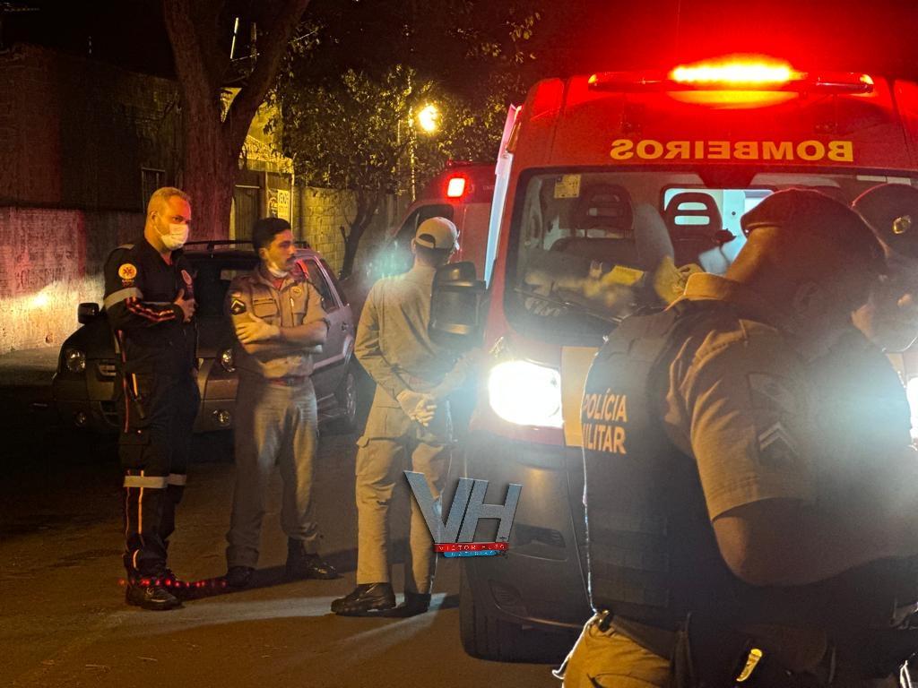Moça de 28 anos é socorrida com ferimentos graves após acidente na Avenida Maringá.