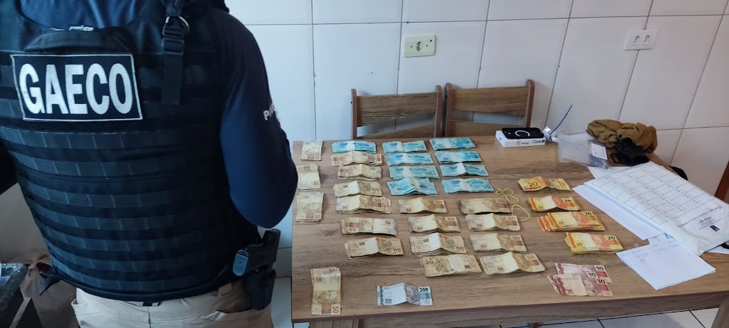Policial civil e Ex-agente penal são presos suspeitos de usarem viatura para realizar roubos na região de Maringá