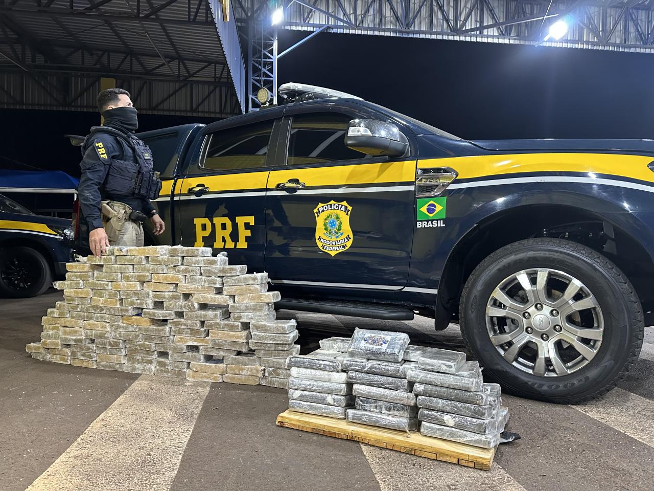 PRF apreende veículo carregado com tabletes de pasta base de cocaína