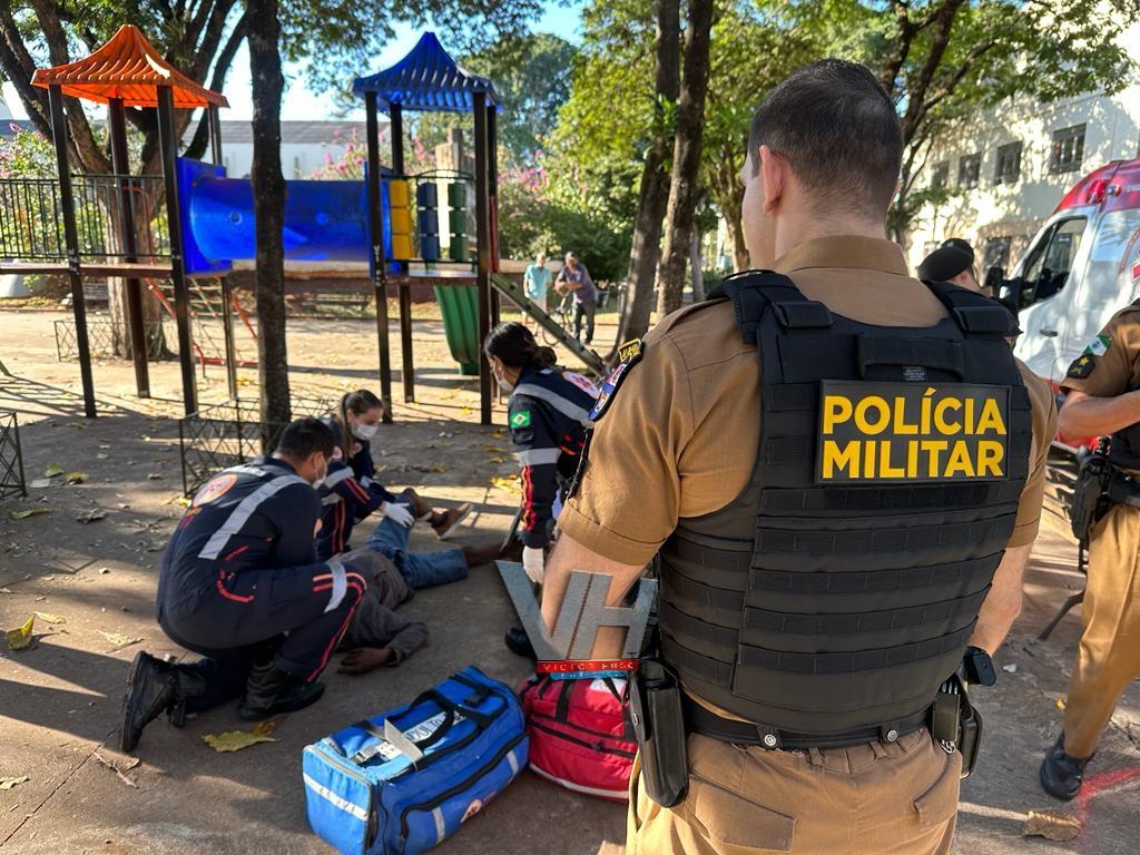 Homem é intubado após ser esfaqueado na Praça Ipiranga no centro de Sarandi