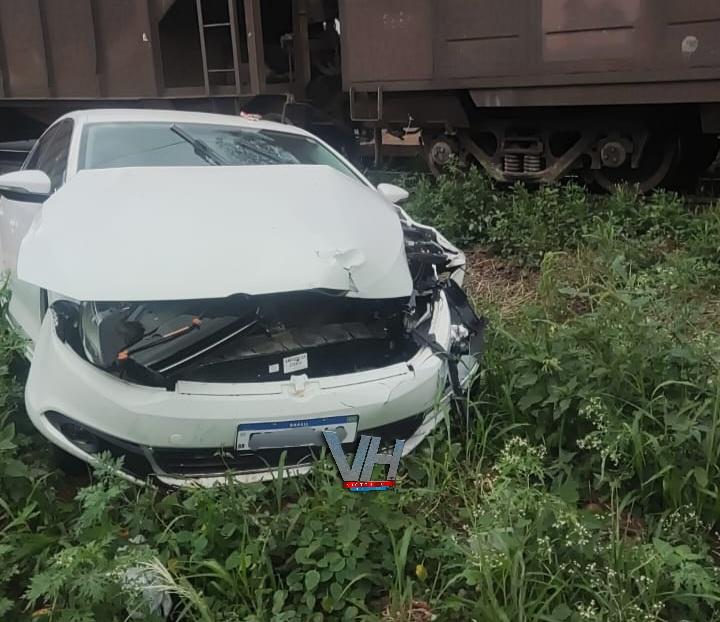 Veículo é atingido por trem no jardim Castelo em Sarandi