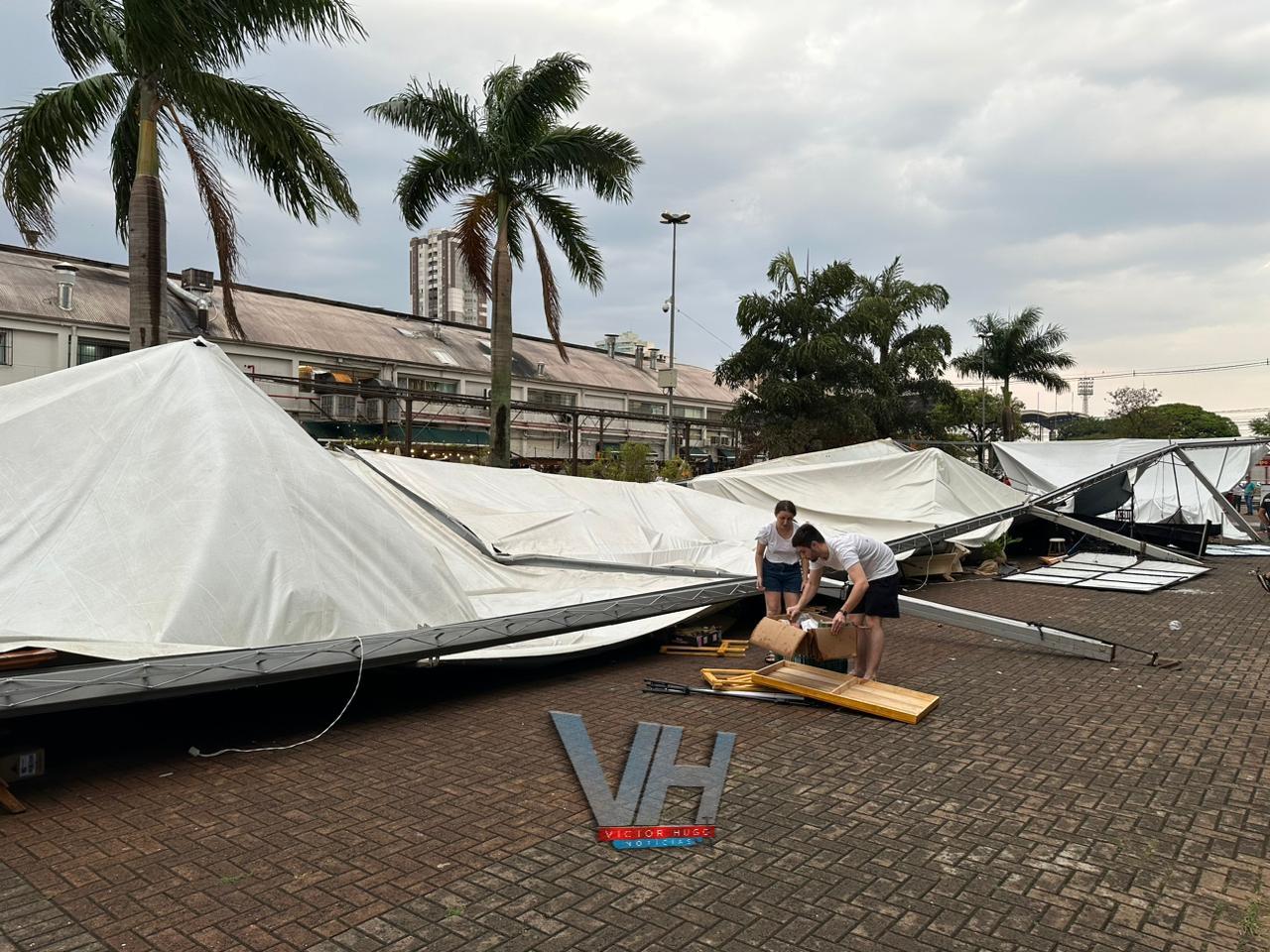 Tenda desaba por conta da forte chuva e 8 pessoas ficam feridas em Maringá