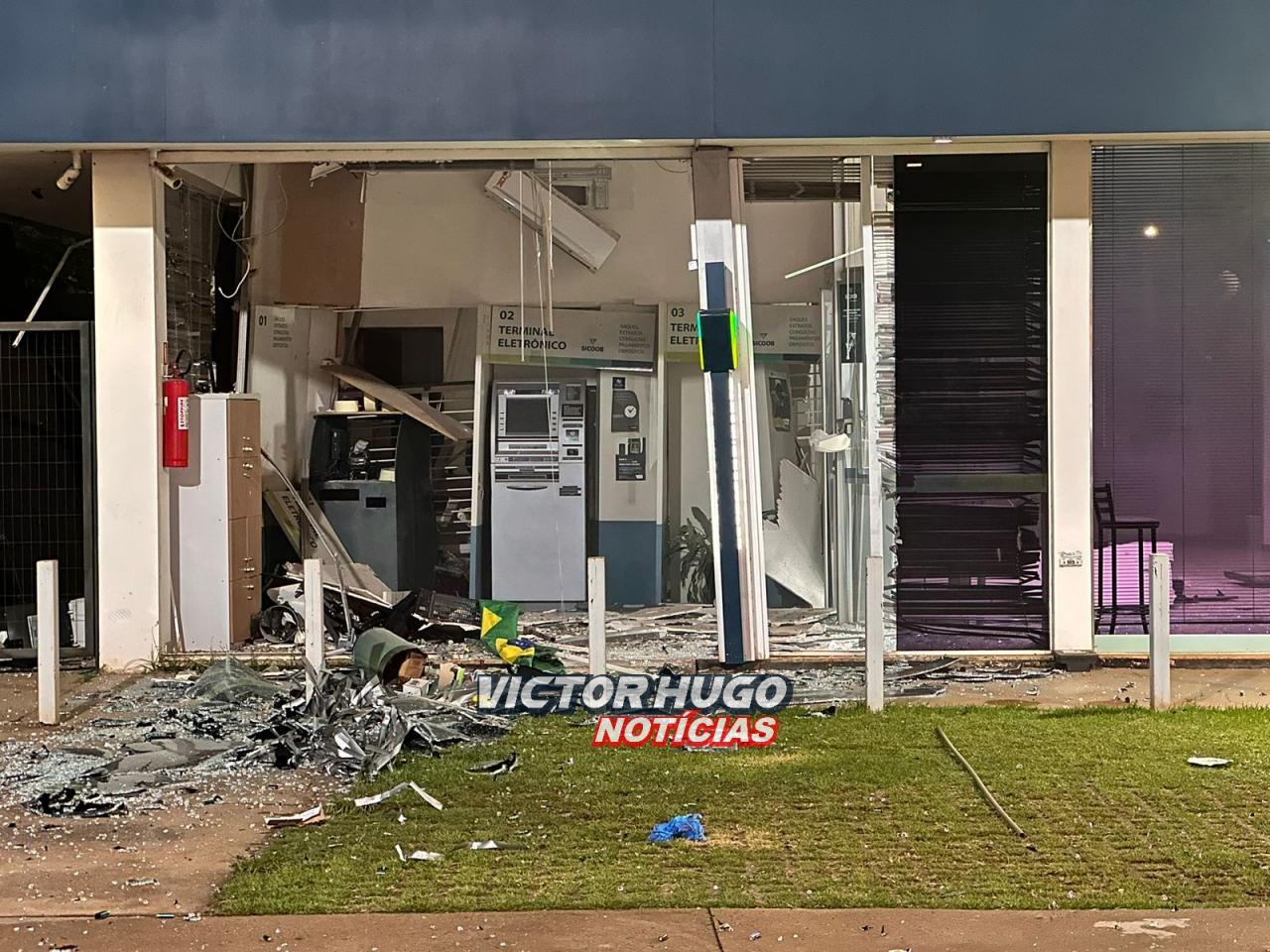 Criminosos explodem caixa eletrônico de agência bancária de Maringá