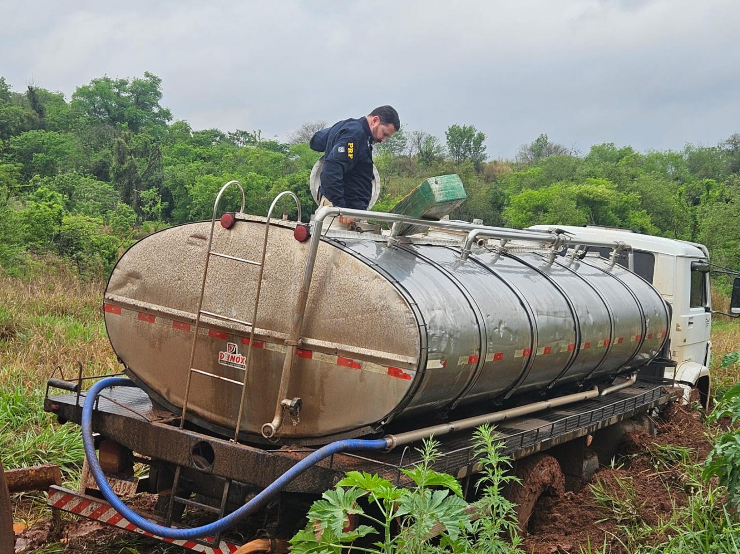 PRF de Maringá apreende caminhão tanque abarrotado com maconha