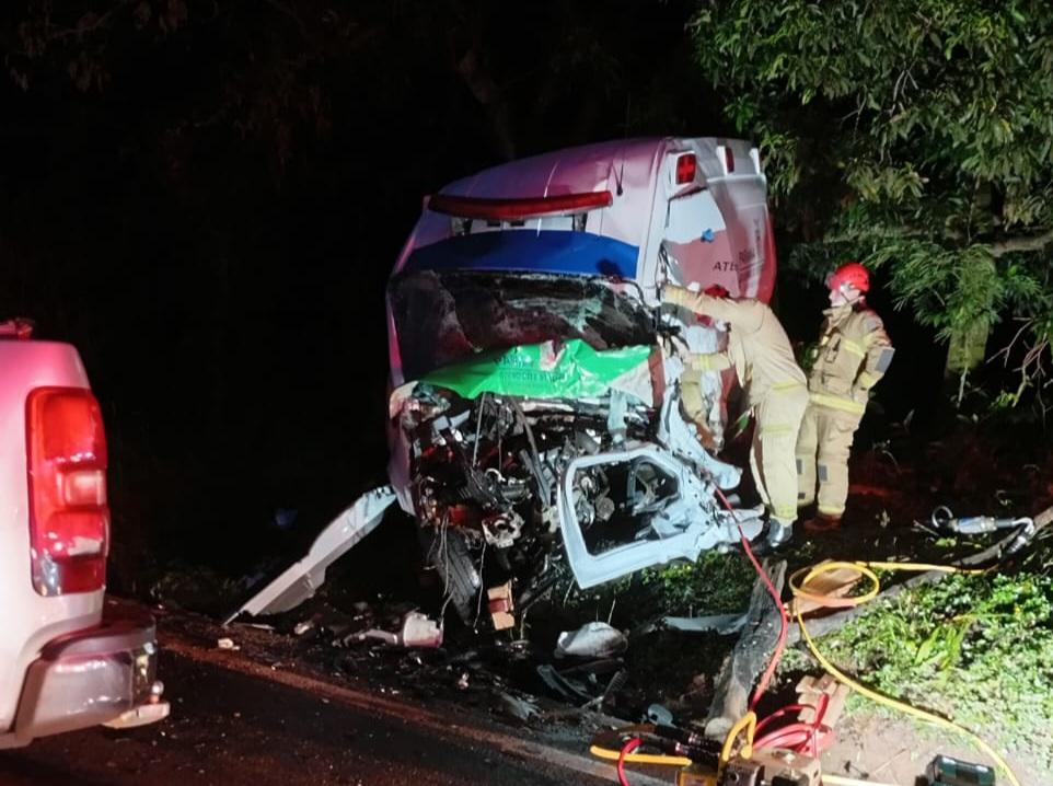 Colisão frontal na PR-082 envolvendo ambulância na região de Maringá deixa dois mortos e uma mulher ferida