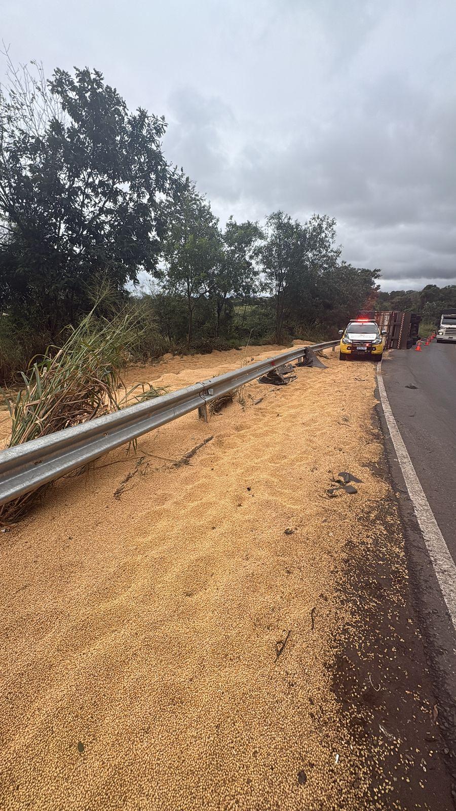 Acidente com caminhão deixa motorista ferido; carga ficou espalhada na pista
