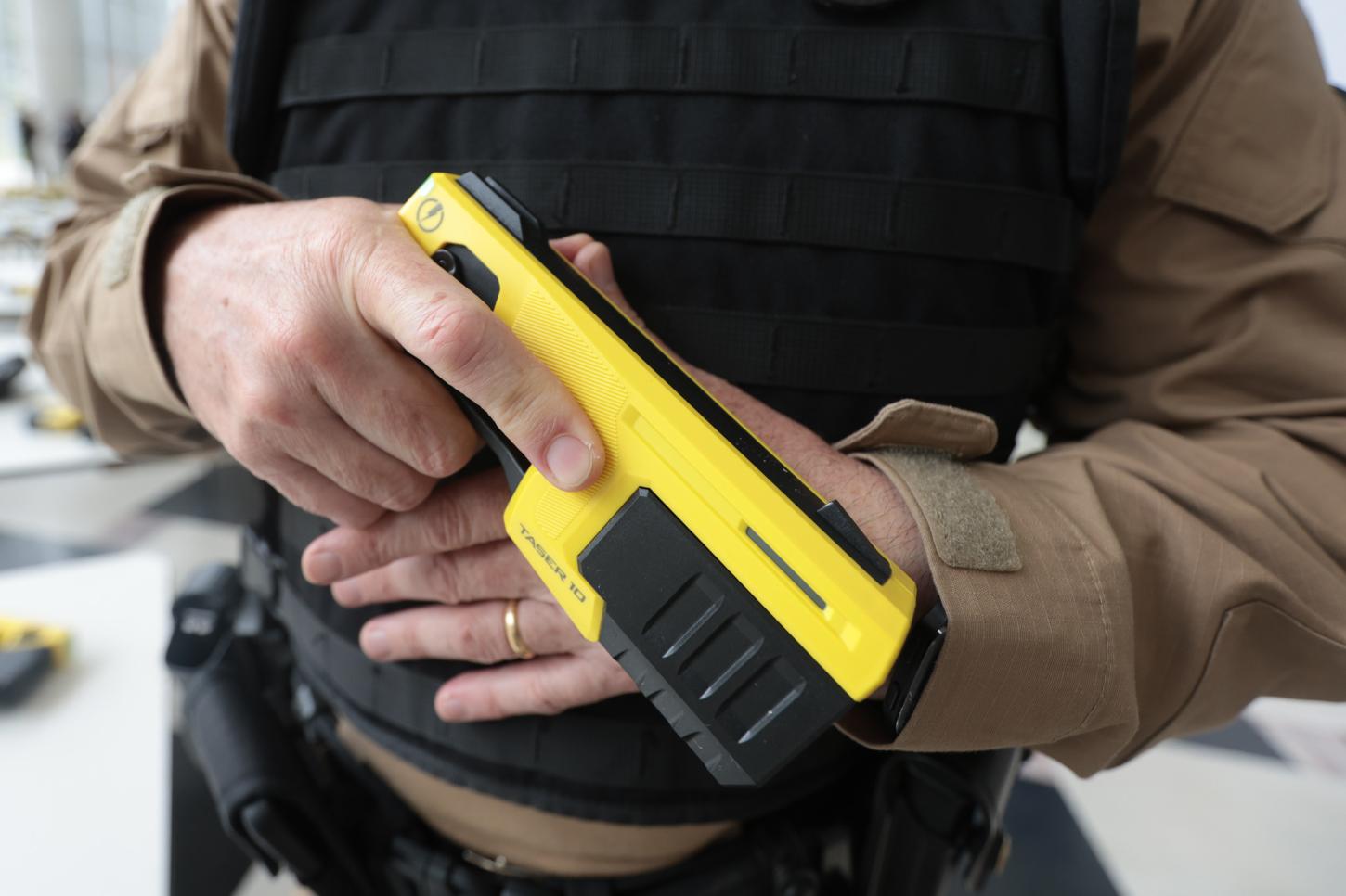 Com tecnologia de última geração, Paraná entrega 1,4 mil armas não letais para as polícias