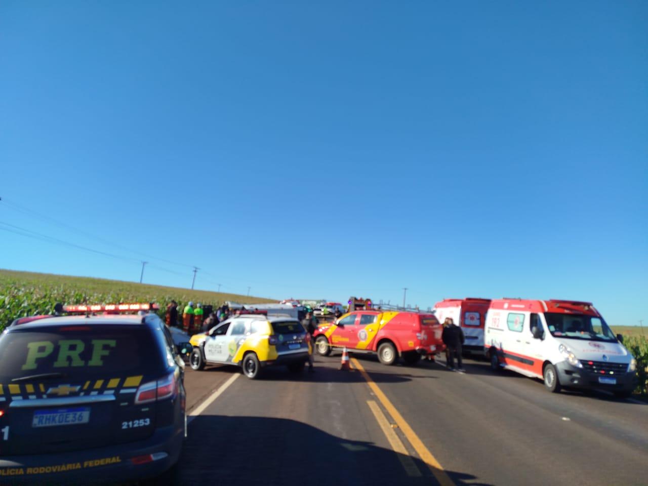 Acidente com três carros e uma ambulância deixa um morto e seis feridos em Bandeirantes