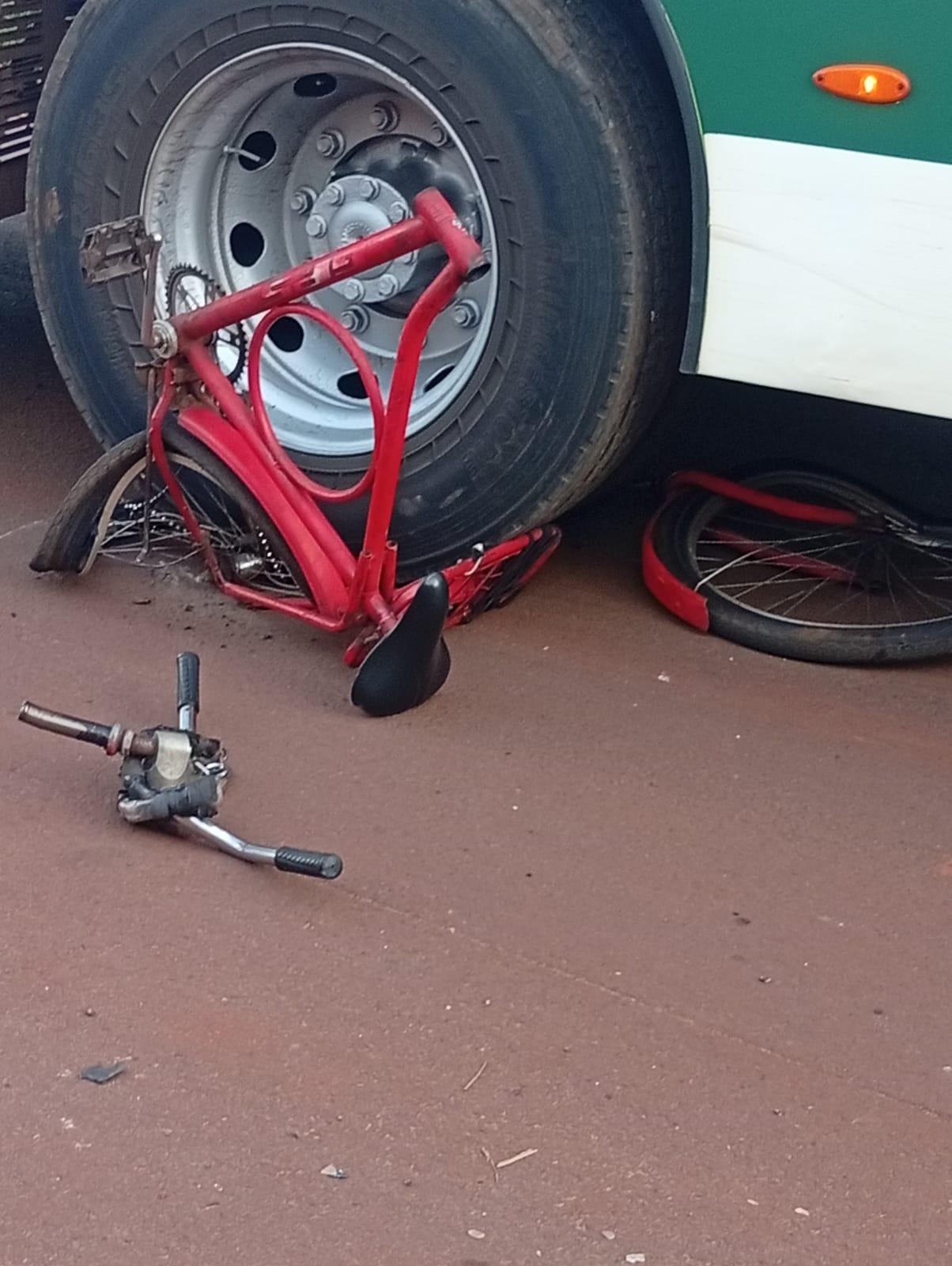 Acidente entre ônibus do transporte coletivo e ciclista destrói por completo bicicleta em Sarandi