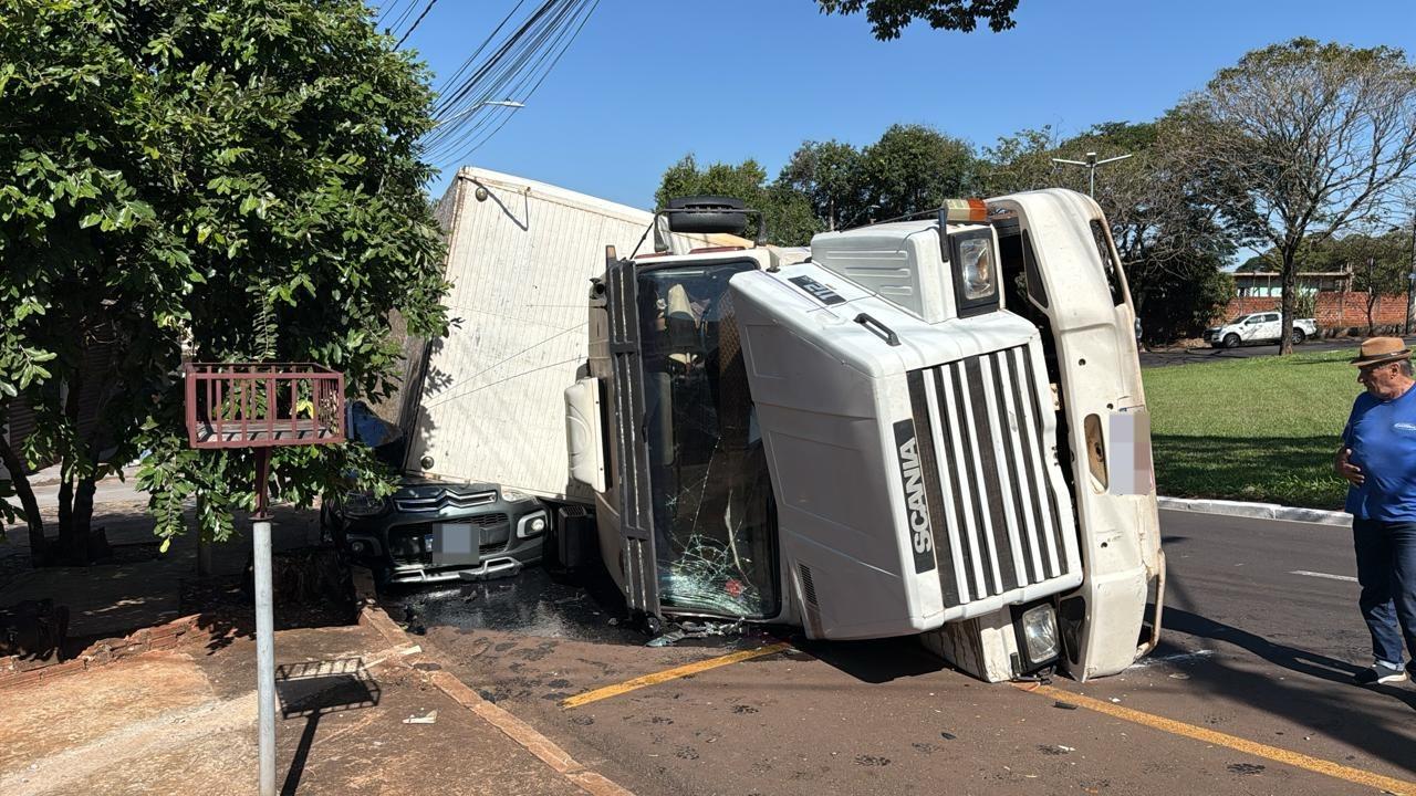 Carro é esmagado por carreta em acidente em Maringá