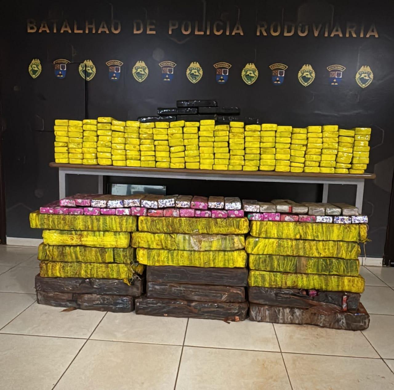 Equipe da P.R.E. apreende mais de 340 kg de maconha após acidente na PR-323, em Paiçandu