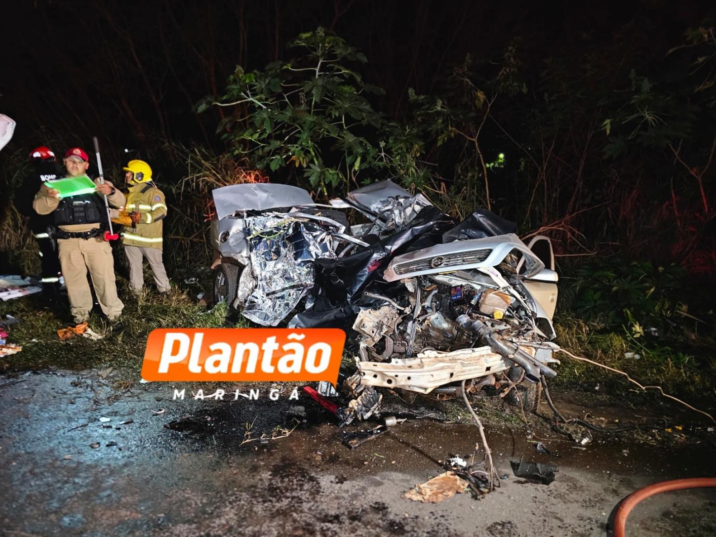 Grave acidente entre van e carro deixa três mortos em Marialva