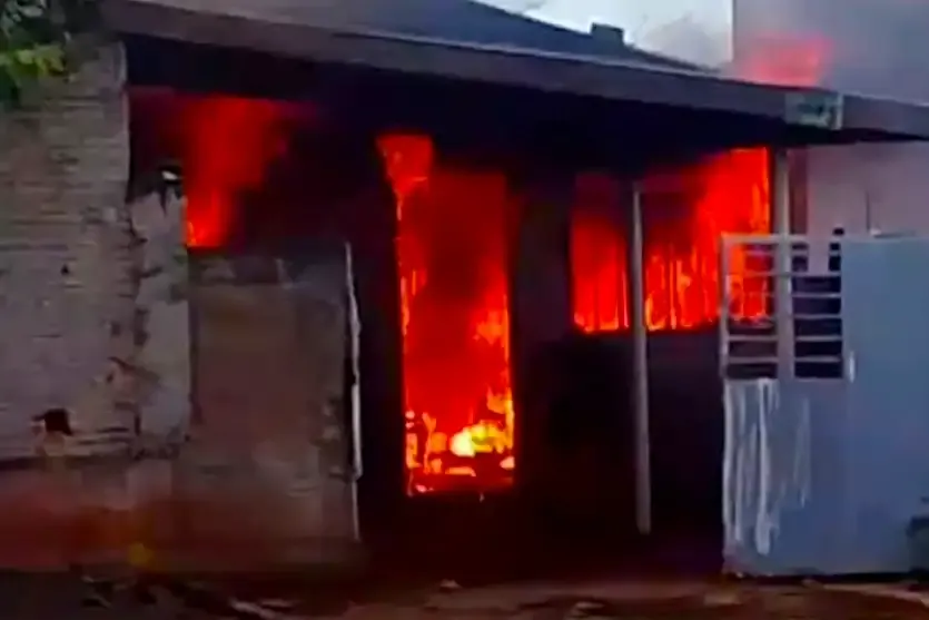 Moradora em surto provoca incêndio em residência e é encaminhada para hospital em Umuarama