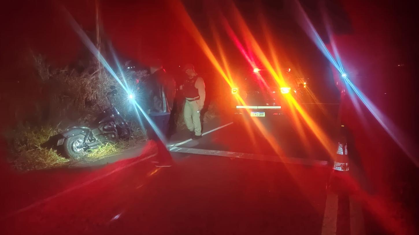 Motociclista morre após colidir contra guard-rail em rodovia da região