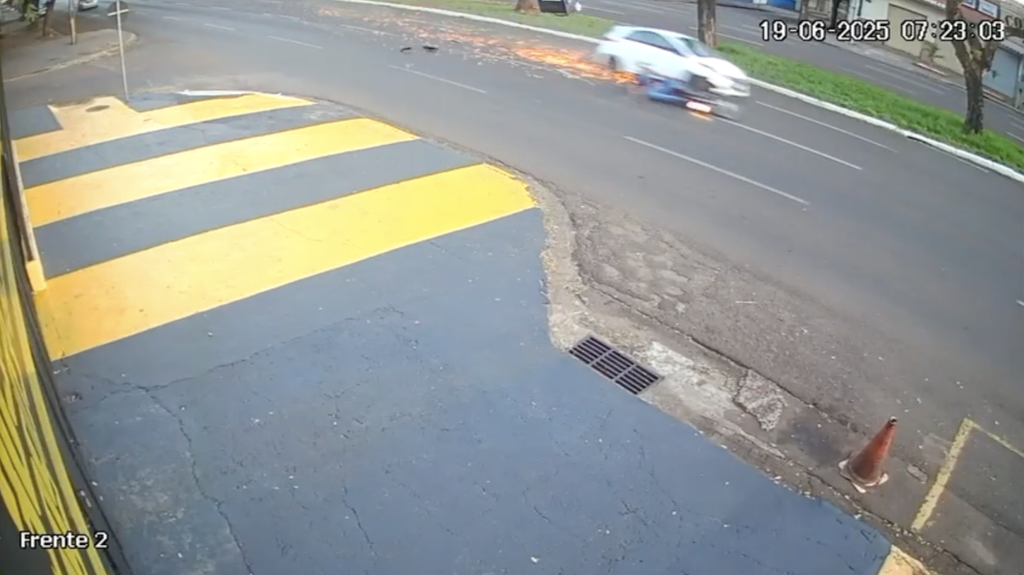 Motorista embriagado atropela e arrasta moto por 100 metros em Maringá