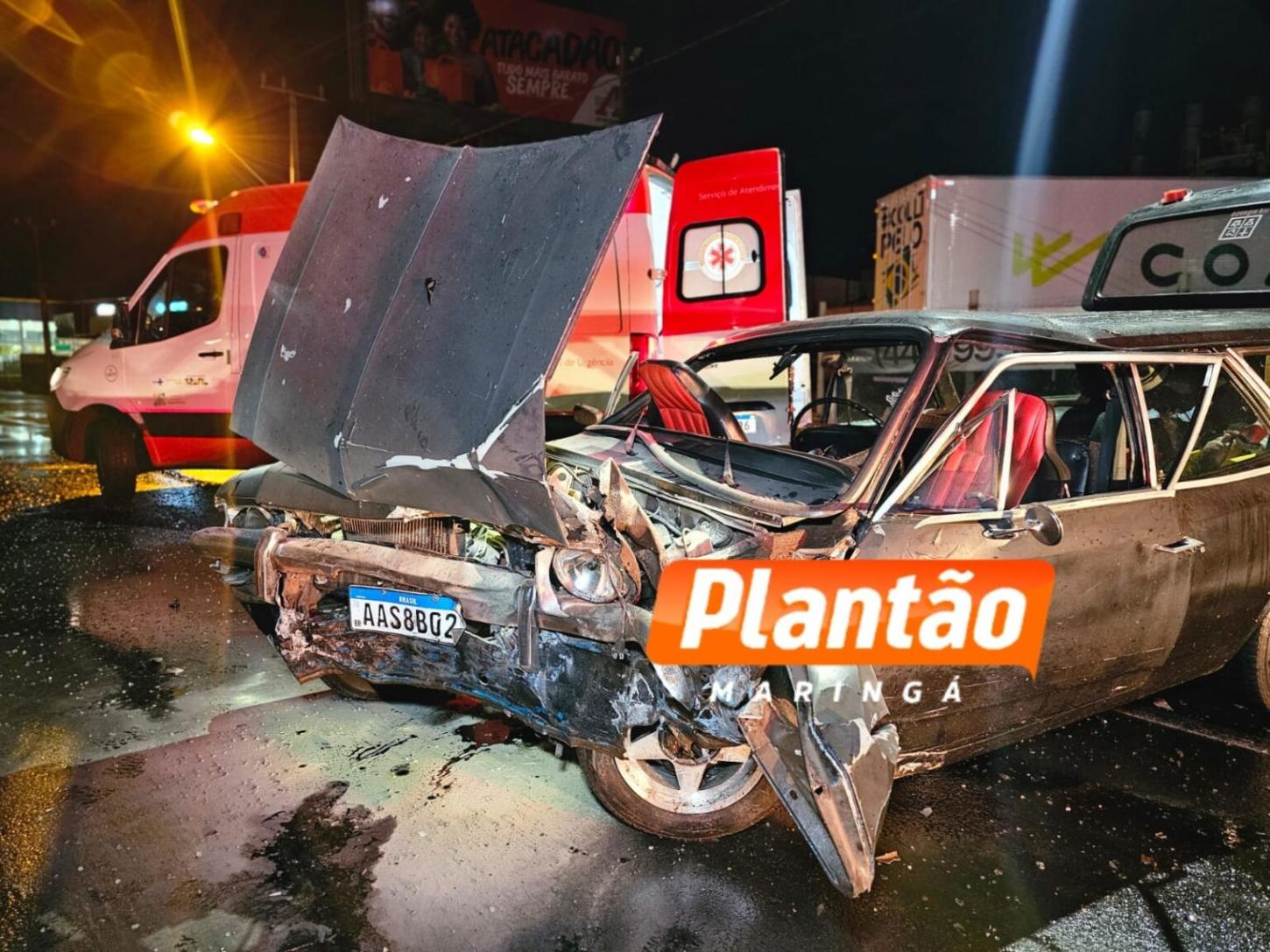 Motorista fica ferido após bater carro e veículo pegar fogo na Avenida Colombo