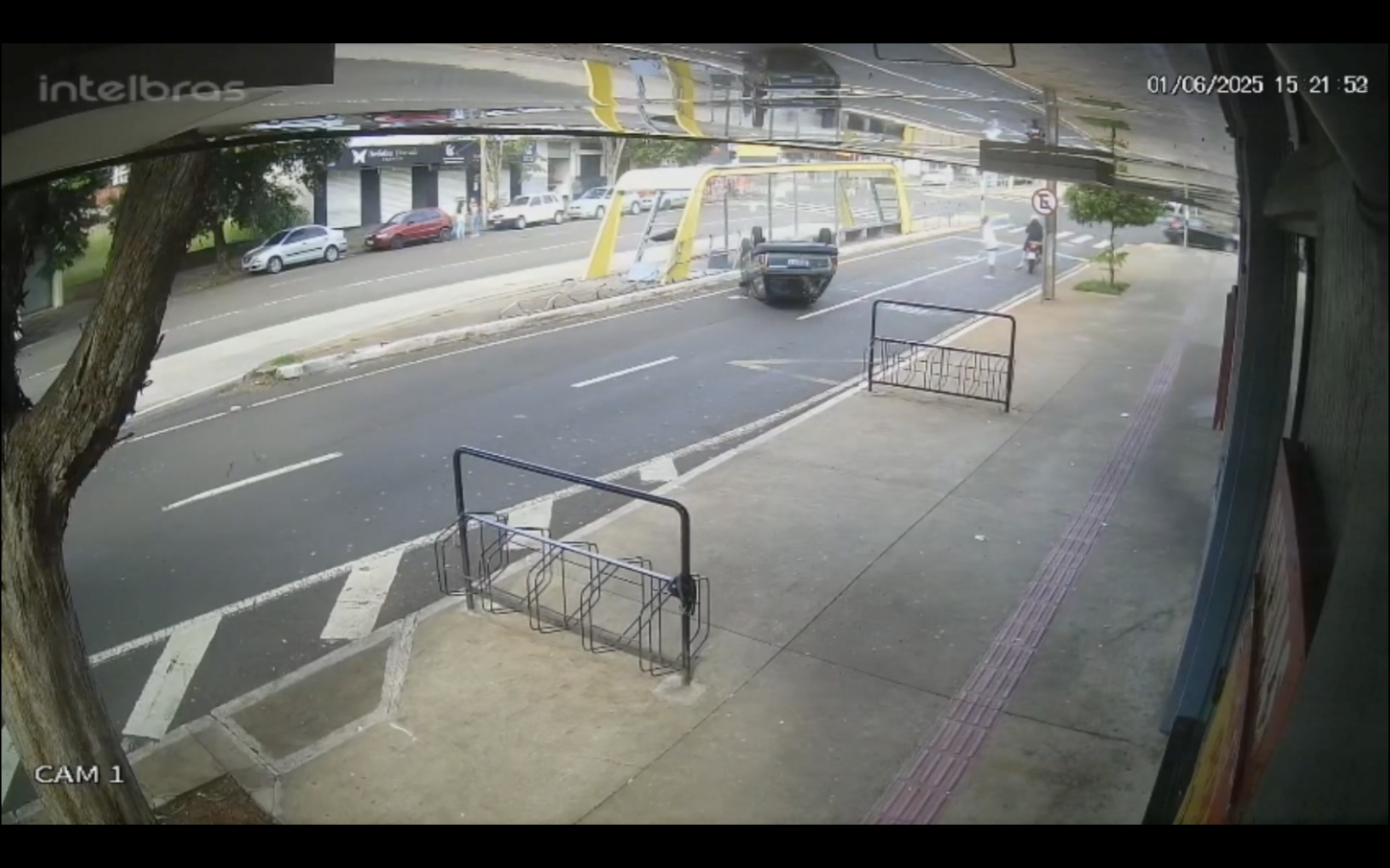 Motorista perde o controle, capota carro e quase atropela duas adolescentes em Maringá