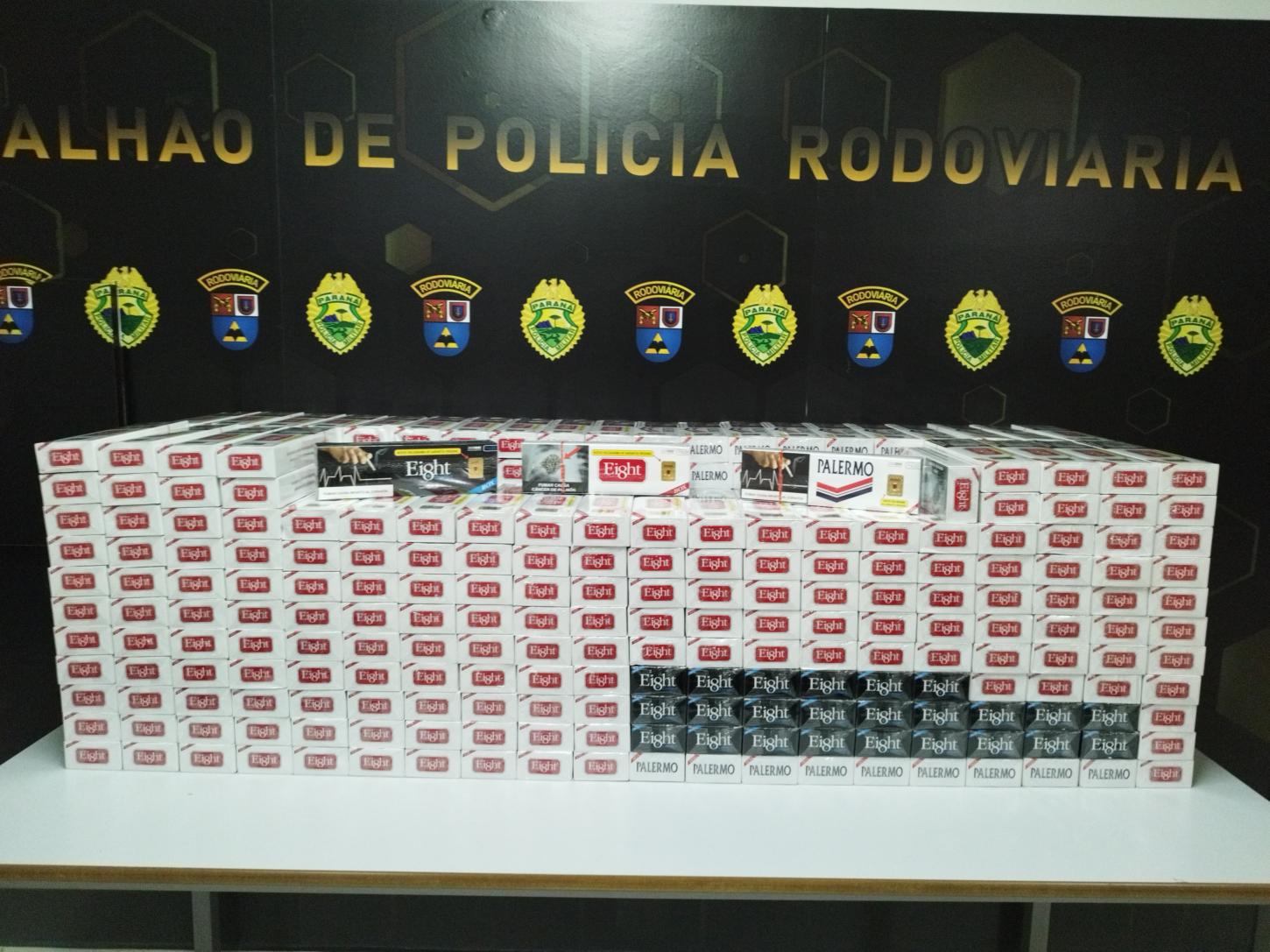Polícia apreende mais de 400 pacotes de cigarros contrabandeados em ônibus na PR-317