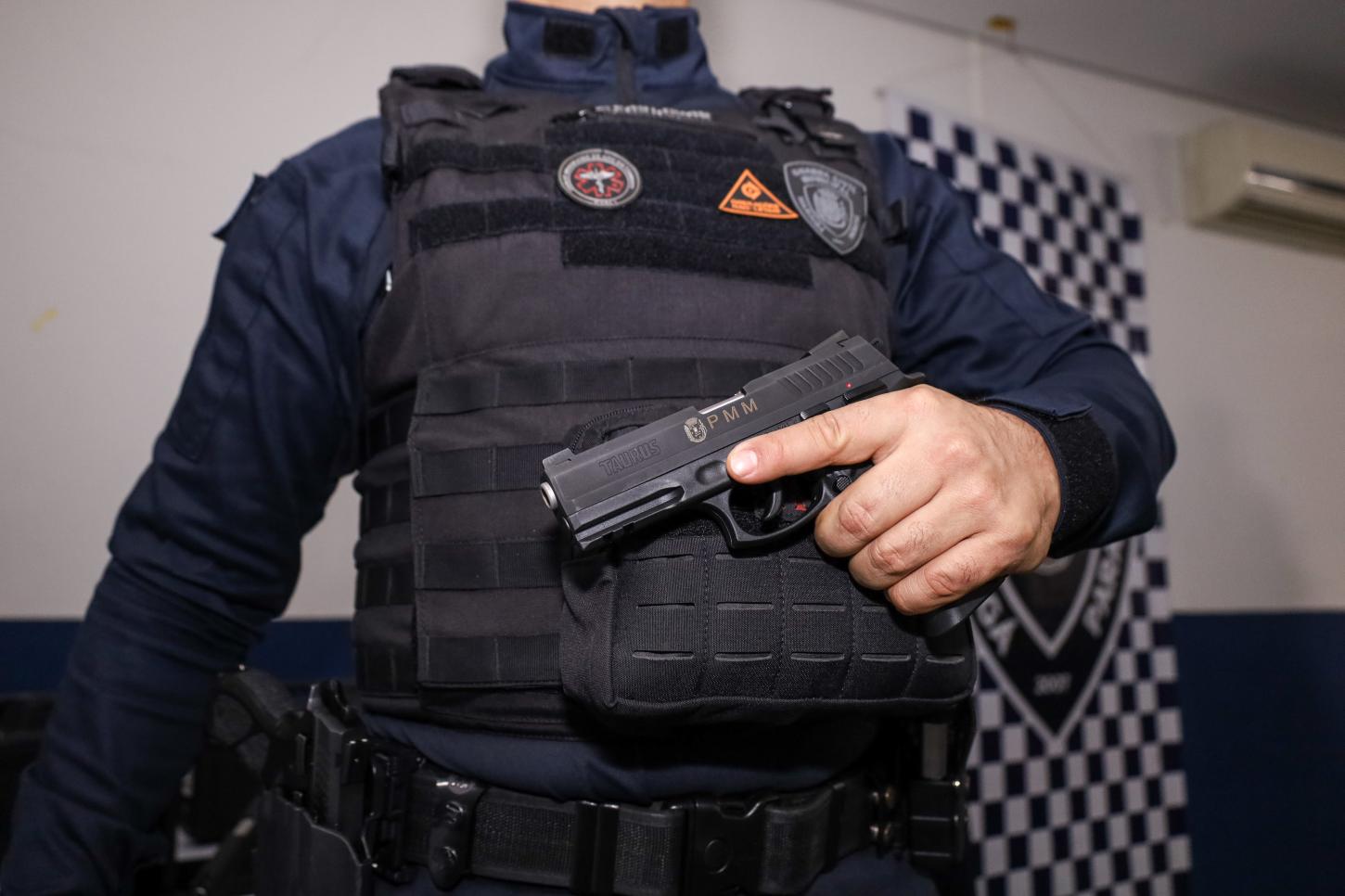 Prefeitura de Maringá entrega 35 novas pistolas e novos uniformes ao agentes da Guarda Civil Municipal
