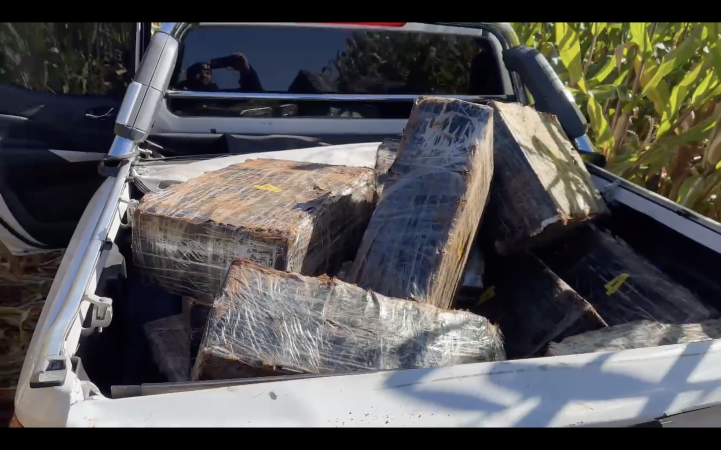 PRF apreende caminhonete roubada com quase uma tonelada de maconha em Paiçandu