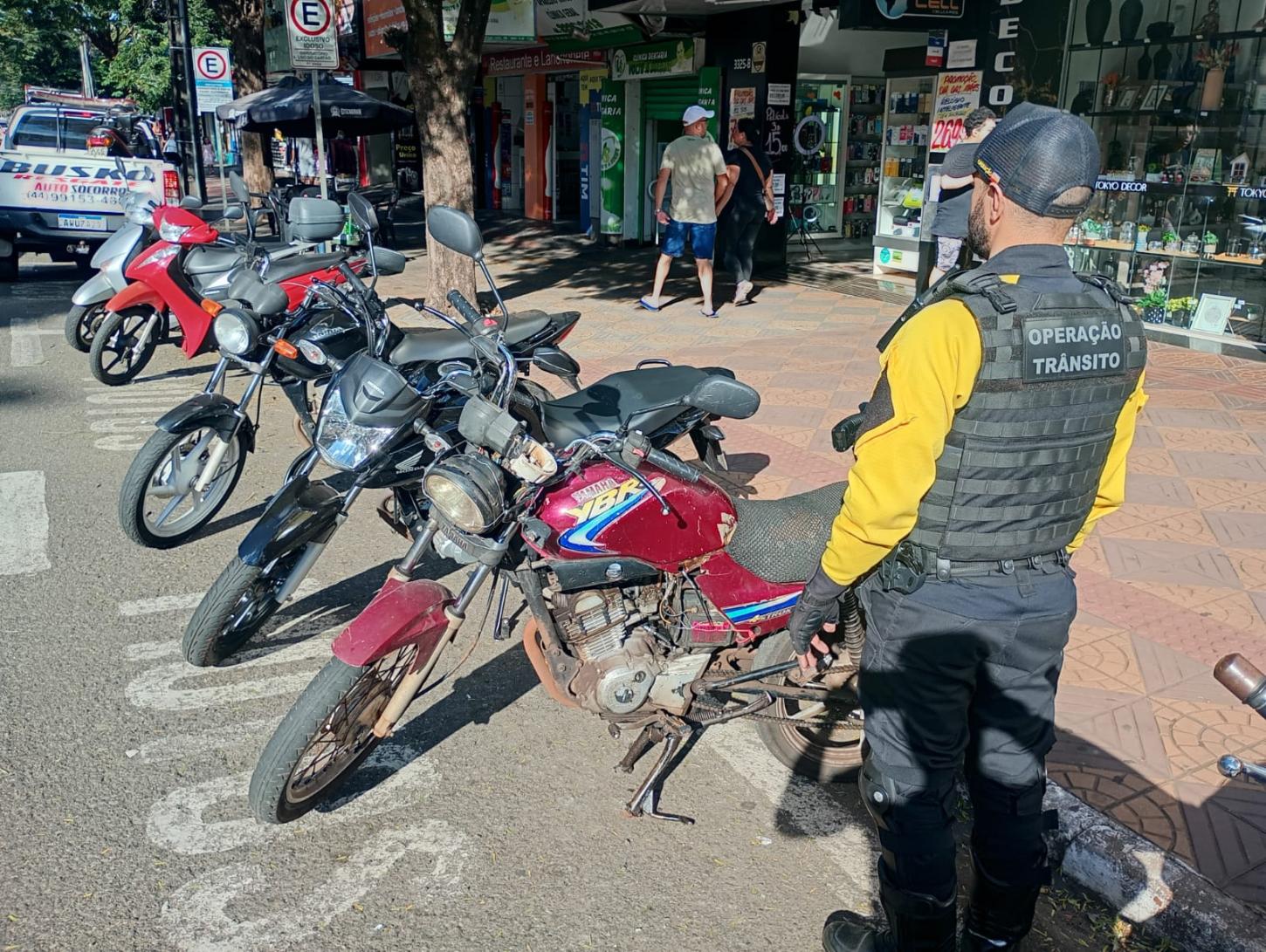 Agentes de trânsito removem motocicleta com débitos de R$ 34 mil em ação de conscientização