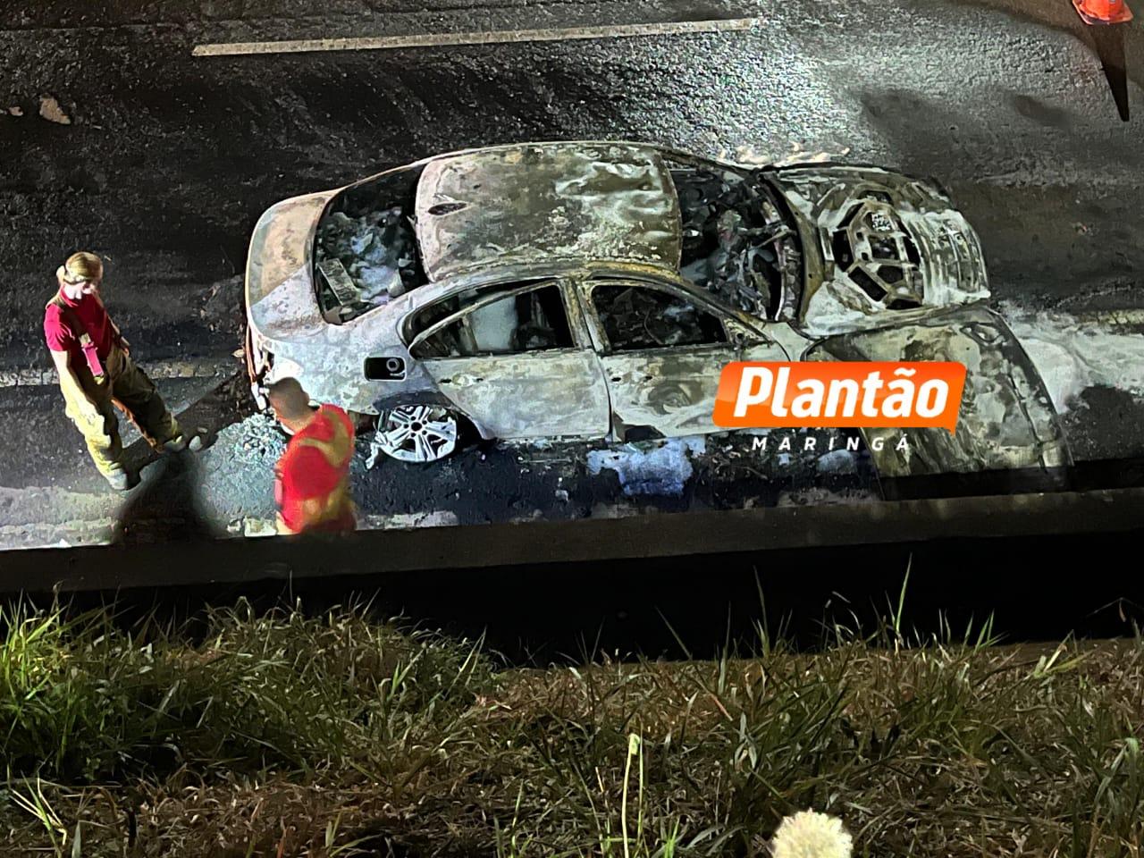 BMW é destruída por incêndio no Contorno Norte, em Maringá