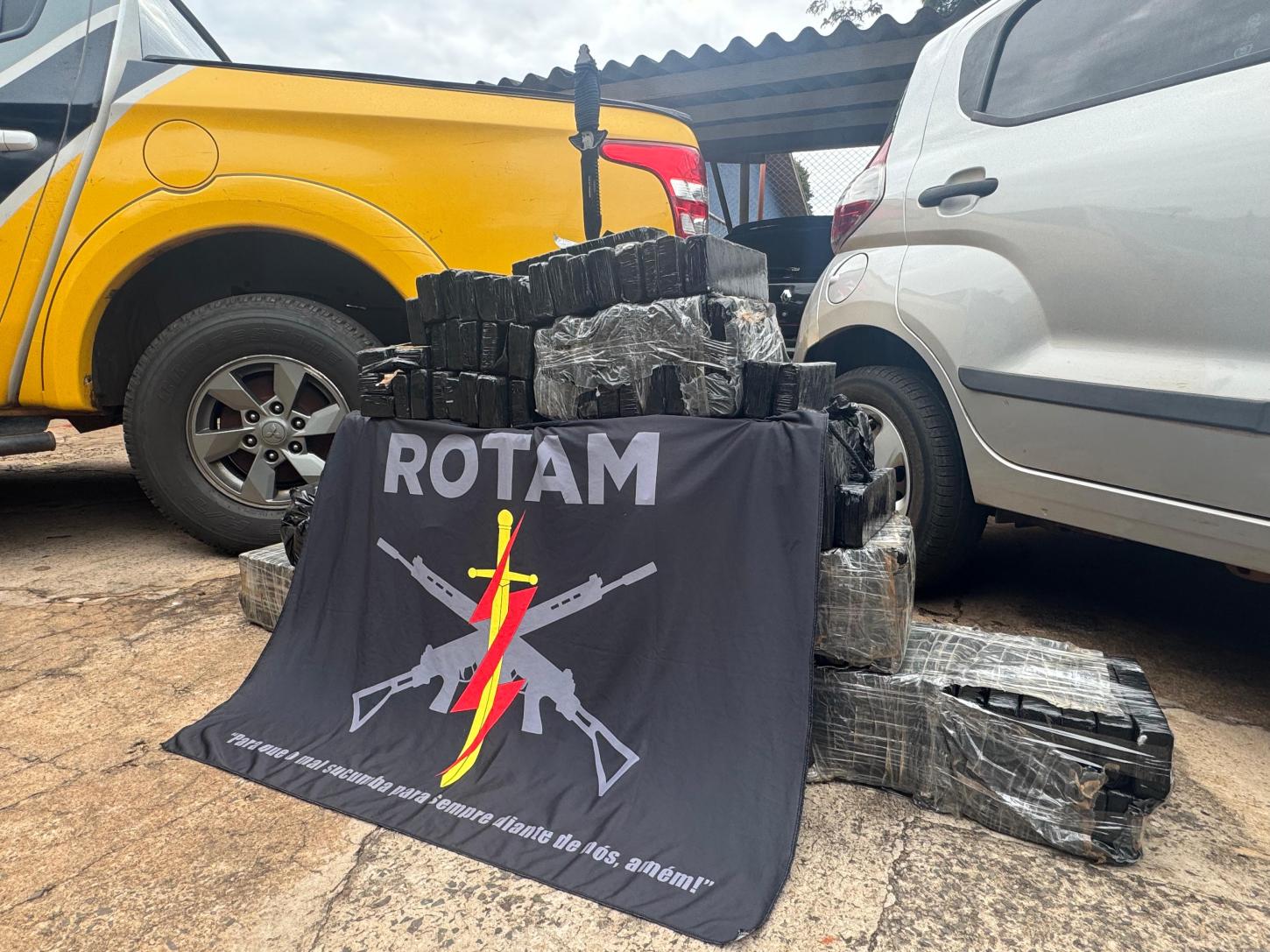 BPRv apreende veículo clonado com 160 kg de maconha na PR-317 em Santa Fé