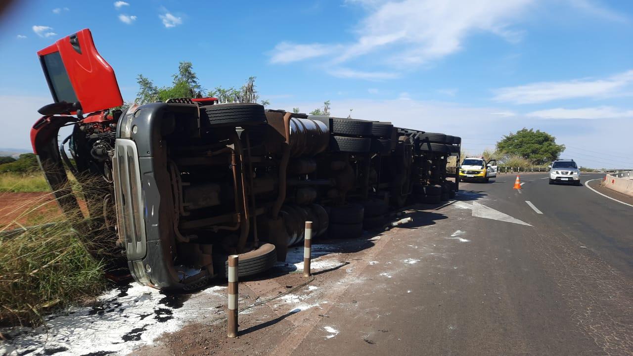 Caminhão tomba na PR-323 e deixa condutor ferido em Paiçandu