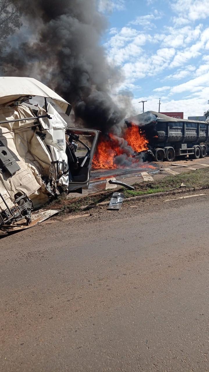 Colisão entre caminhões no trevo de Iretama deixa um ferido e provoca incêndio