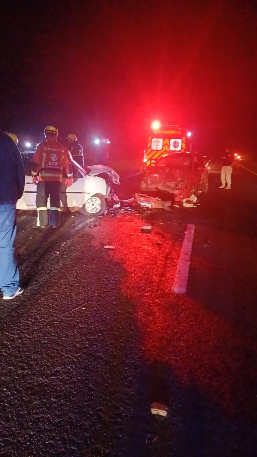 Colisão frontal na BR-376 deixa dois motoristas gravemente feridos