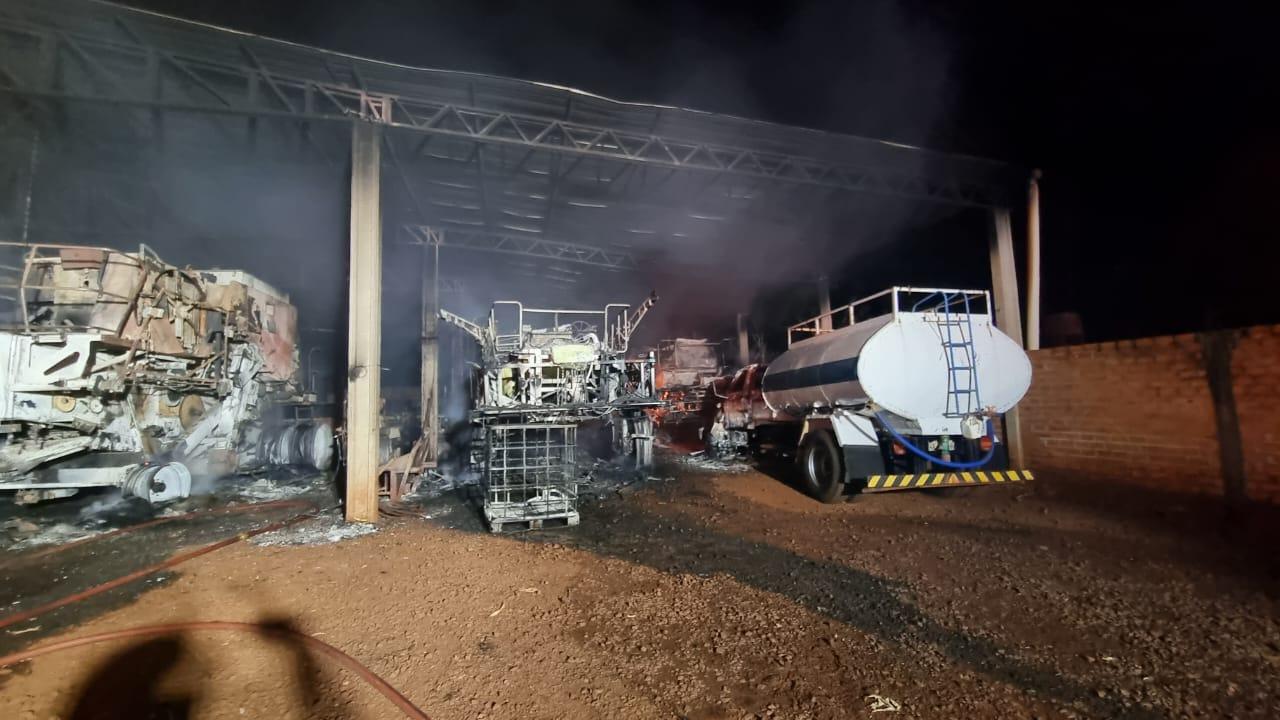 Incêndio atinge barracão agrícola às margens da PR-317; máquinas foram destruídas