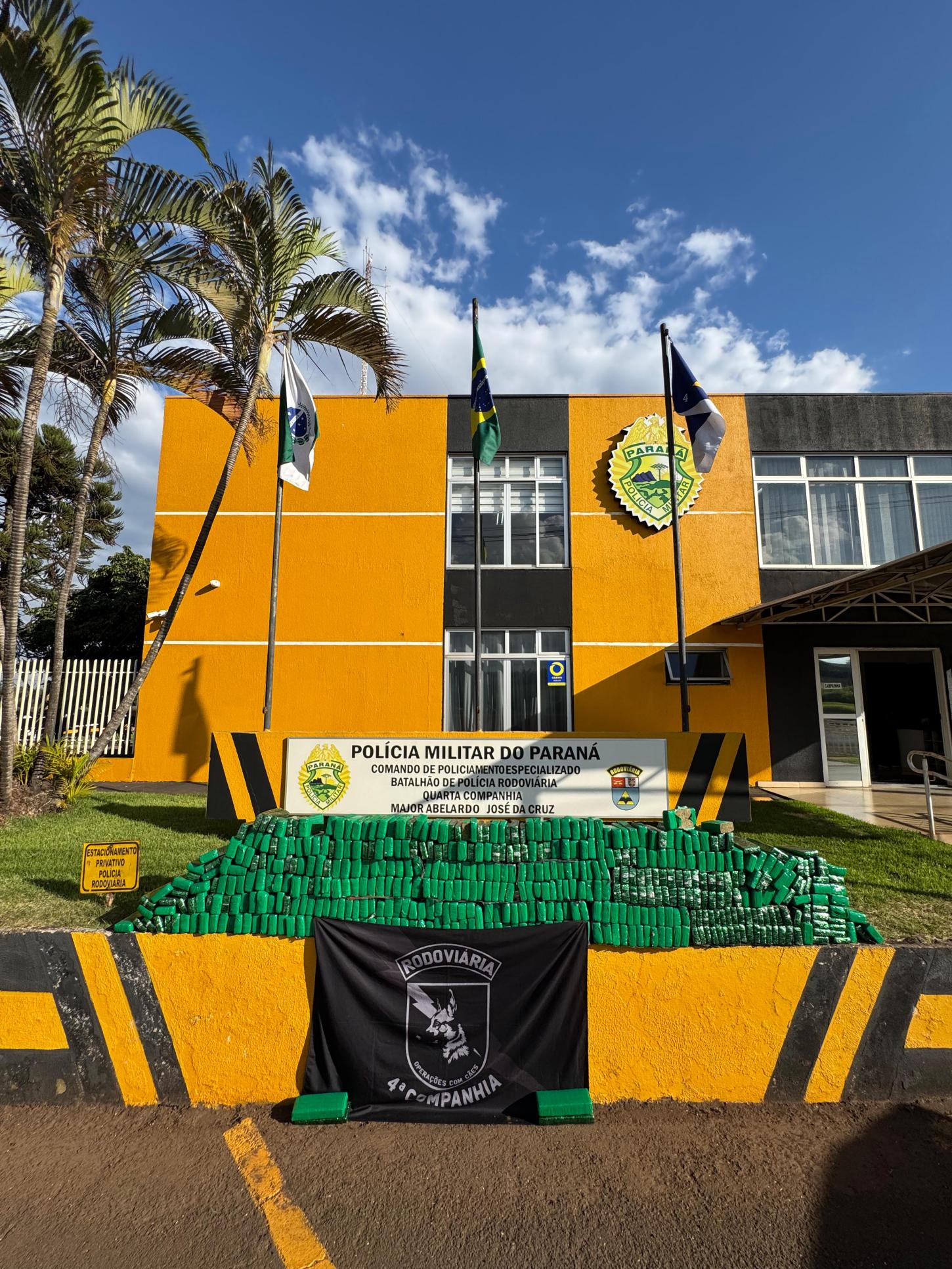Polícia Rodoviária apreende carro com 408 kg de maconha em Maringá; menor de 15 anos foi detido